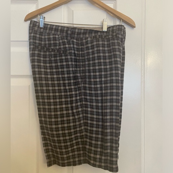 Men’s Tommy Bahama Shorts. Waist size is 34” Multi Colored pattern. - Picture 1 of 9